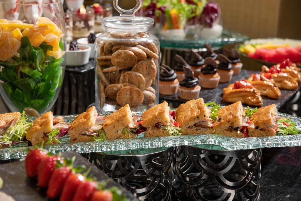 Millennium Makkah Al Naseem Mekka Zewnętrze zdjęcie A buffet at a luxury hotel
